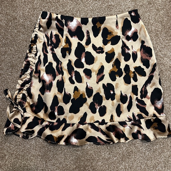 Missguided Petite US 0 Satin Leopard Print Ruched Frills Mini Skirt - Picture 8 of 8